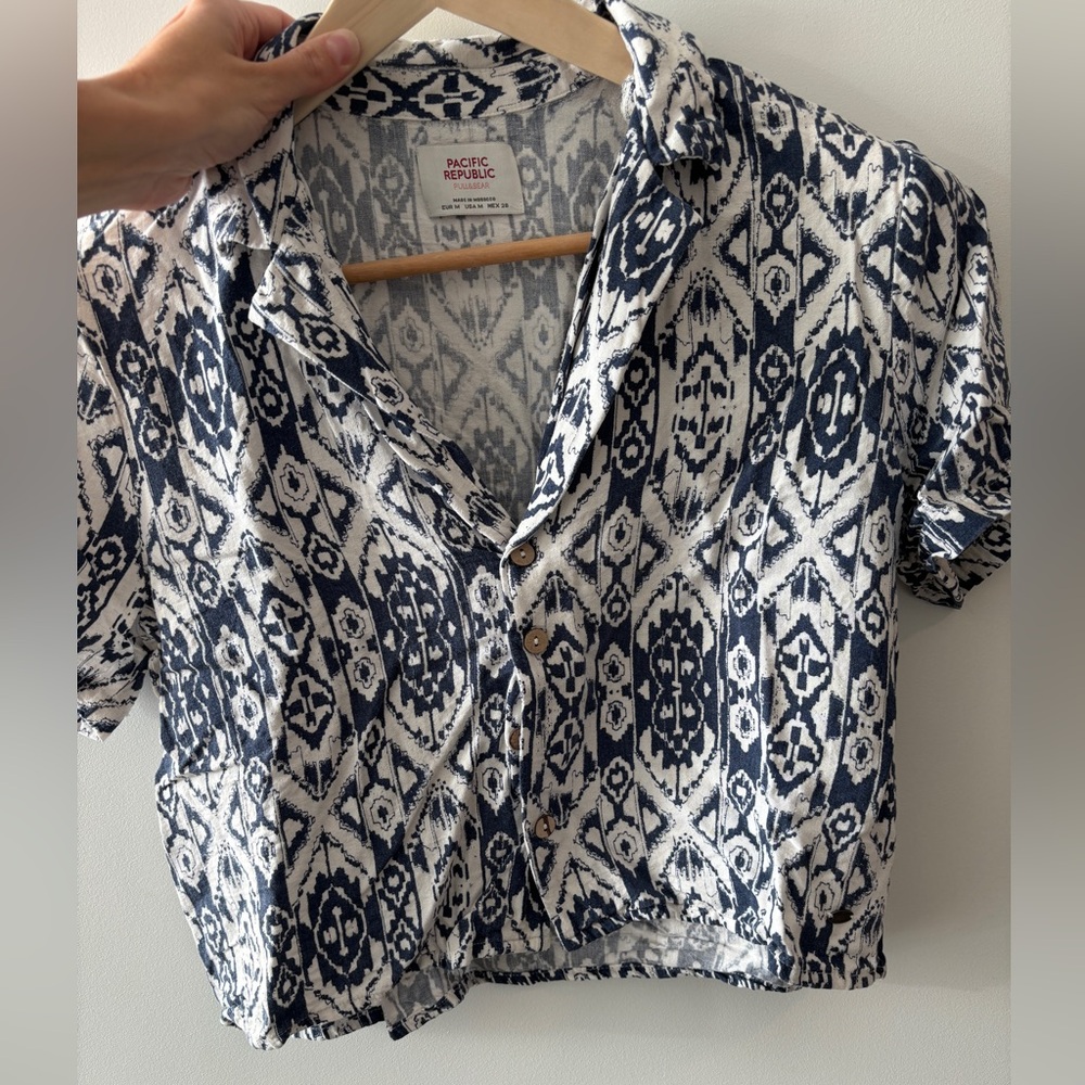 Shirt / blouse with short sleeves and blue pattern
